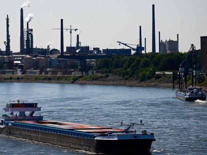 Barco cargado de contenedores en Duisburg, Alemania. 