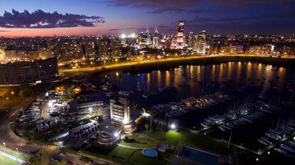 Vista nocturna de Montevideo.