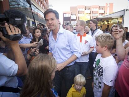 El primer ministro saliente de Holanda, Mark Rutte, en las calles de Dordrecht. 