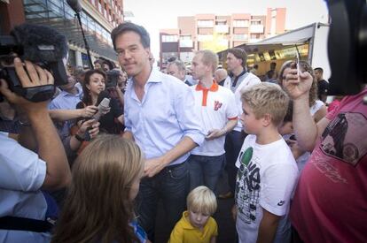 El primer ministro saliente de Holanda, Mark Rutte, en las calles de Dordrecht.