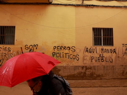 Un hombre pasaba el miércoles junto a unas pintadas en Paiporta (Valencia).