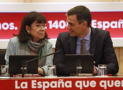 Pedro Sánchez, y la presidenta del PSOE, Cristina Narbona, durante la reunión de la Comisión Permanente de la Ejecutiva Federal del partido, este lunes 