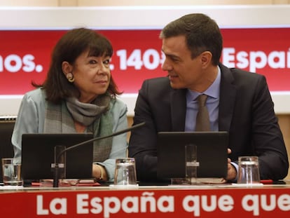 Pedro Sánchez, y la presidenta del PSOE, Cristina Narbona, durante la reunión de la Comisión Permanente de la Ejecutiva Federal del partido, este lunes 