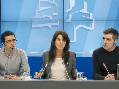 La portavoz de Aralar, Aintzane Ezenarro, entre sus compañeros Mikel Basabe (derecha) y Oxel Erostarbe, en su rueda de prensa de ayer en el Parlamento.