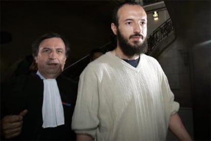 Redouane Khalid (derecha) llega esta mañana junto a su abogado al tribunal de París donde está siendo juzgado.