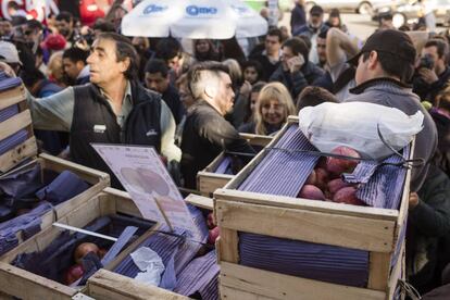 Reparto de fruta en Plaza de Mayo, en el centro de Buenos Aires.