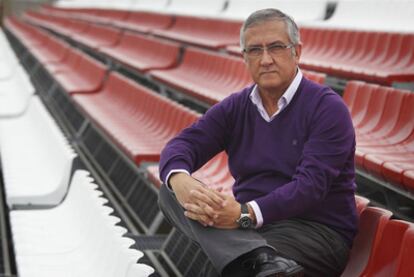 Gregorio Manzano, en una grada de la ciudad deportiva del Sevilla.