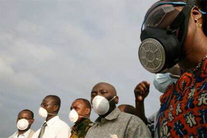 Residentes del área de Abiyán afectada por el vertido se protegen con máscaras.