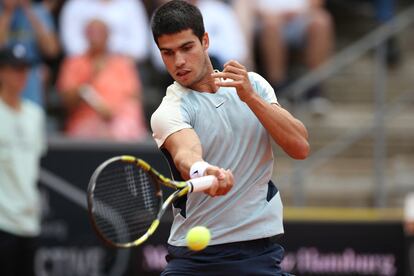 Alcaraz, durante la final de Hamburgo ante Musetti.