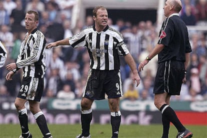 Bowyer, con la camiseta rota, mientras Shearer trata de interceder ante el árbitro