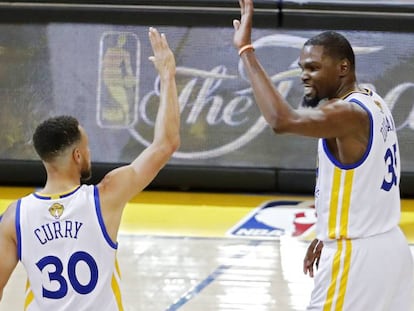 Curry e Durant, os grandes destaques do jogo.