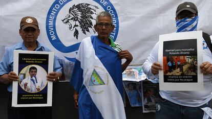 Protesta por la detención del obispo Rolando Álvarez ante la Embajada de Nicaragua en Costa Rica