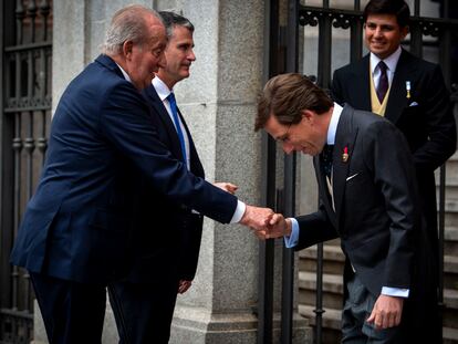 El alcalde de Madrid, José Luis Martínez-Almeida saluda al rey emérito Juan Carlos I.