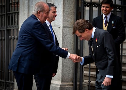 El alcalde de Madrid, José Luis Martínez-Almeida saluda al rey emérito Juan Carlos I.