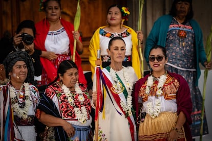 Claudia Sheinbaum, rodeada por mujeres de diferentes pueblos originarios, durante la ceremonia de entrega del bastón de mando. 