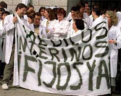 Protesta de médicos interinos durante la  huelga, en marzo pasado, en el hospital Clínico de Madrid.