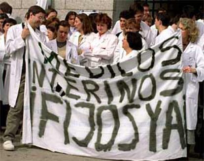 Protesta de médicos interinos durante la huelga, en marzo pasado, en el hospital Clínico de Madrid.
