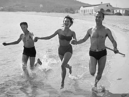 Ava Gardner, flanqueada por sus compañeros John Laurie y Nigel Patrick (Hostal La Gavina).