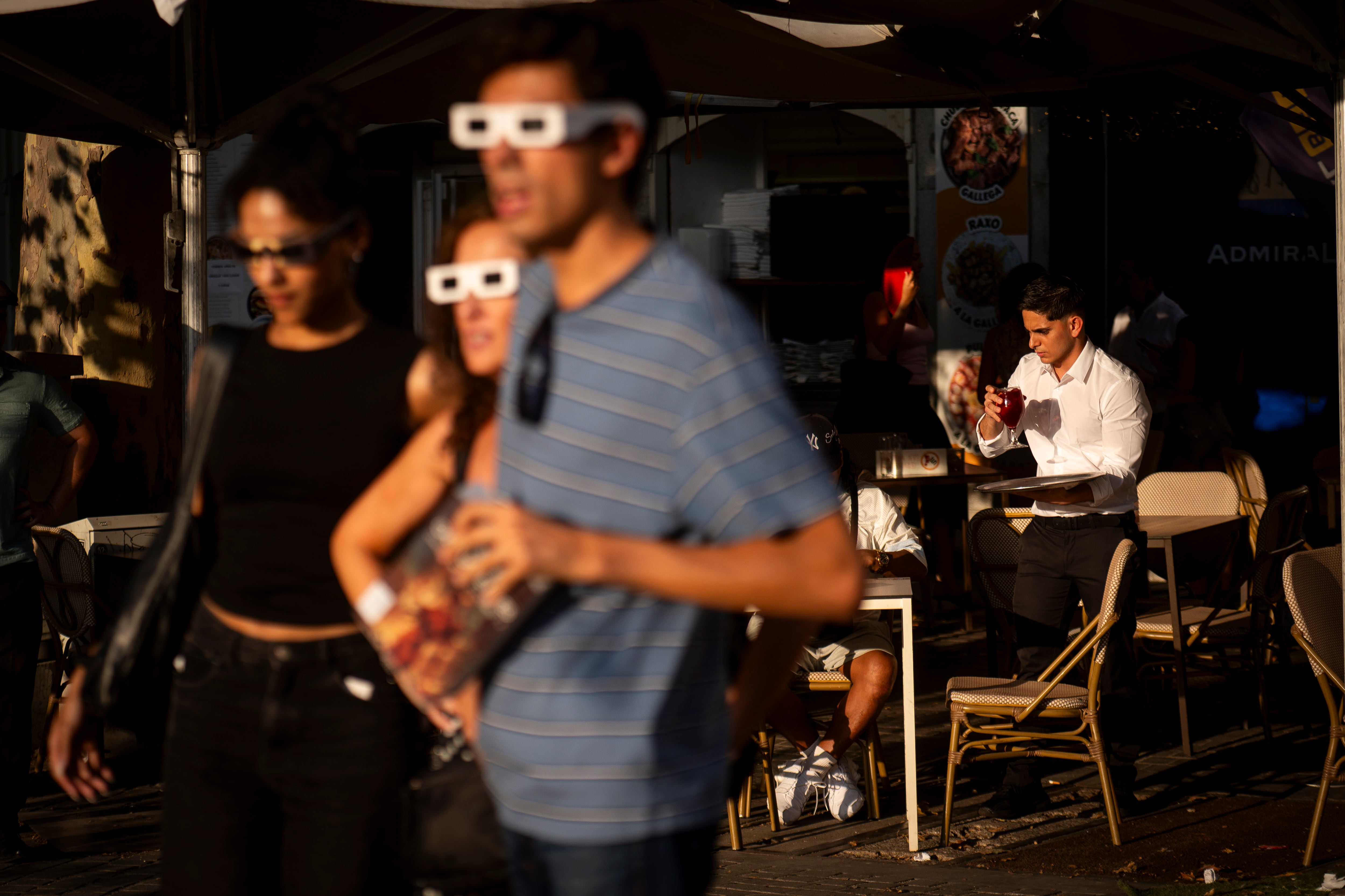 Un párroco dando misa, dependientes en la Gran Vía y otros miles de trabajadores que se perdieron el eclipse: “Atendemos siempre a quien venga”