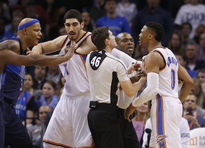 Villanueva, Kanter y Westbrook en la reyerta en el Oklahoma-Dallas.
