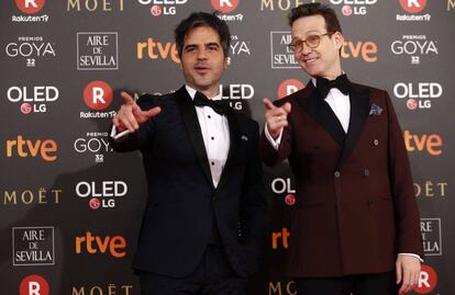 Los humoristas y presentadores de la gala Ernesto Sevilla y Joaquín Reyes a su llegada a los Goya