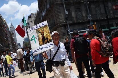 Simpatizantes de Andrés Manuel López Obrador antes del mitin de este sábado en el Zócalo.