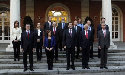 El nuevo Gobierno posa en su primera foto de familia a las puertas de La Moncloa.