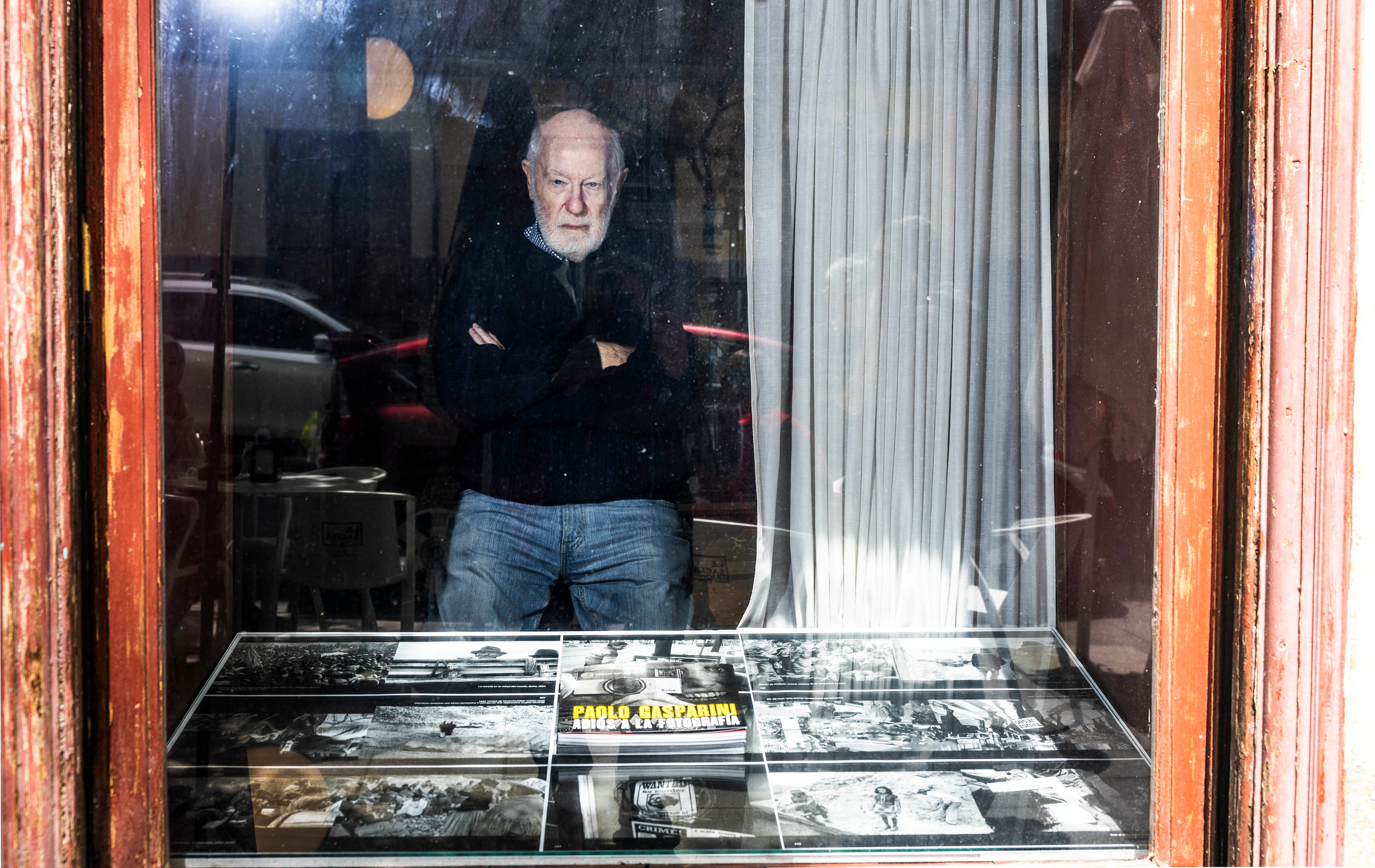 El fotógrafo Paolo Gasparini en la editorial Papeles Mínimos en calle Santa Isabel de Madrid. 