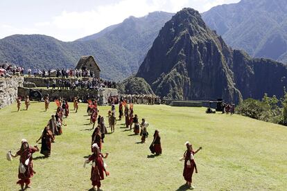 El Inca fue, junto a sus sacerdotes, el encargado de dirigir la ceremonia, en la que realizó ofrendas, entre ellas una vicuña, a los diferentes Apus de la zona, las montañas que en la cultura andina tienen carácter de divinidad y entre los que se incluye la montaña que da nombre a las ruinas.