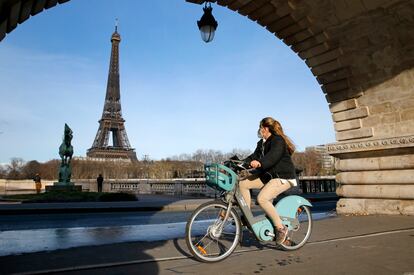 Una mujer se mueve con una bicicleta pública de París.