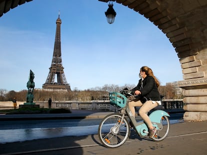 Una mujer se mueve con una bicicleta pública de París.