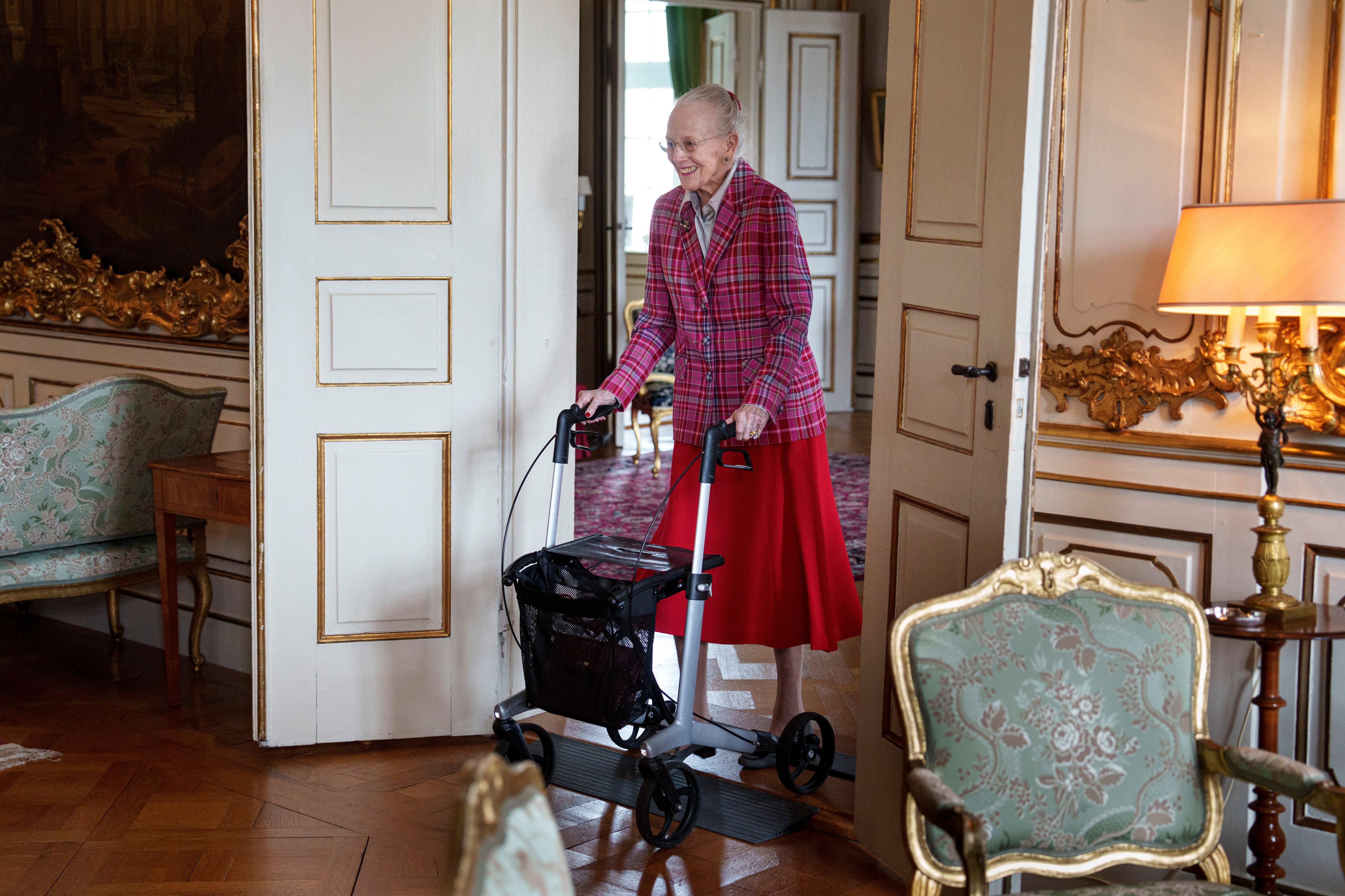 La reina Margarita de Dinamarca reaparece con andador después de sus dos ingresos hospitalarios