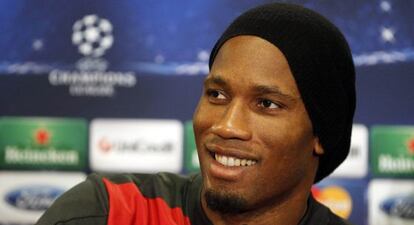 Drogba habla en la rueda de prensa.