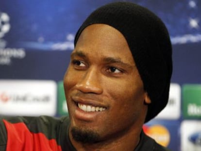 Drogba habla en la rueda de prensa. 