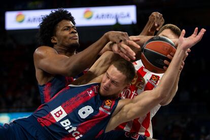 Enoch y Sedekerskis pelean por un rebote. euroleague