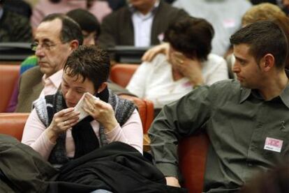 Una mujer llora durante el acto de homenaje a las víctimas del 11-M celebrado en el Congreso.