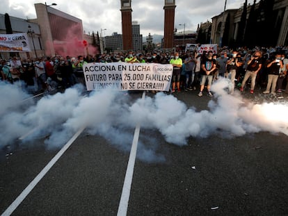 Trabajadores de Nissan protestan por el cierre en Barcelona, el 11 de junio.