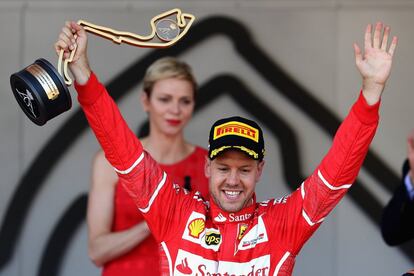 Sebastian Vettel con el trofeo después de ganar el Gran Premio de Mónaco.
