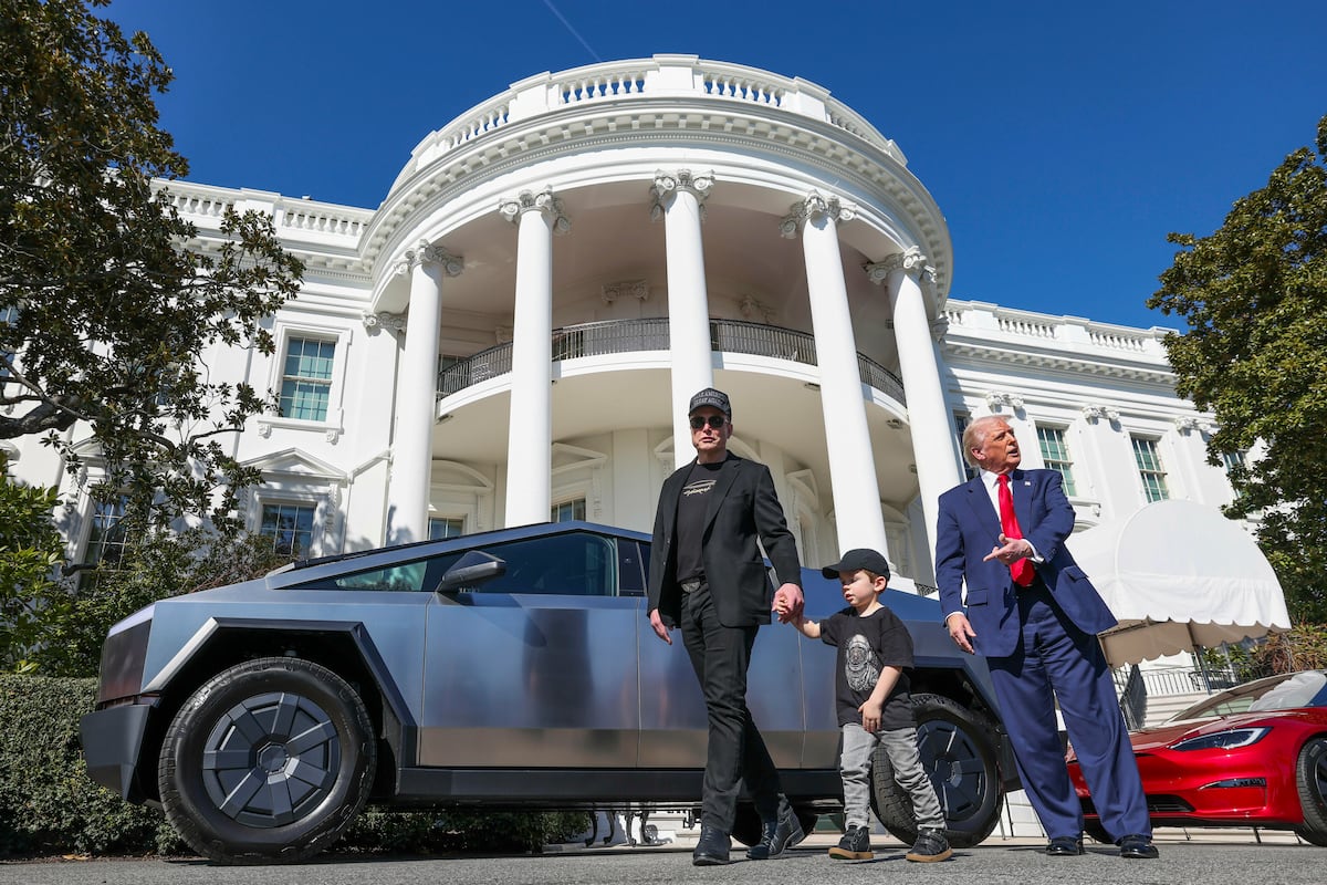 Trump turns the White House into a Tesla dealership to support Musk