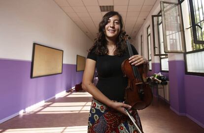 Aldara Velasco, en un colegio de Lavapiés donde da clases a niños en riesgo de exclusión social.