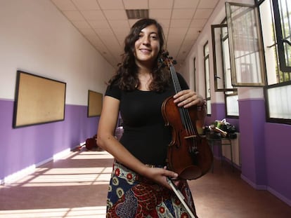 Aldara Velasco, en un colegio de Lavapiés donde da clases a niños en riesgo de exclusión social.