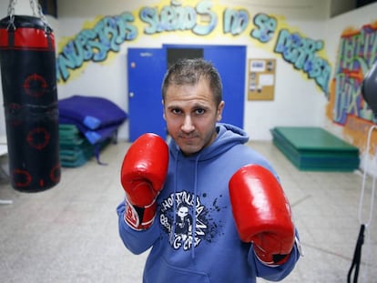 El entrenador de boxeo Julio Rubio posa en una sala en el espacio asociativo de la UVA en Madrid.
