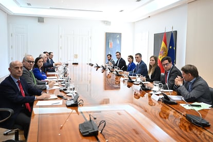 Reunión del presidente del Gobierno, Pedro Sánchez, con las principales compañías eléctricas tras el apagón que afectó a toda la Península Ibérica, el martes en Moncloa.