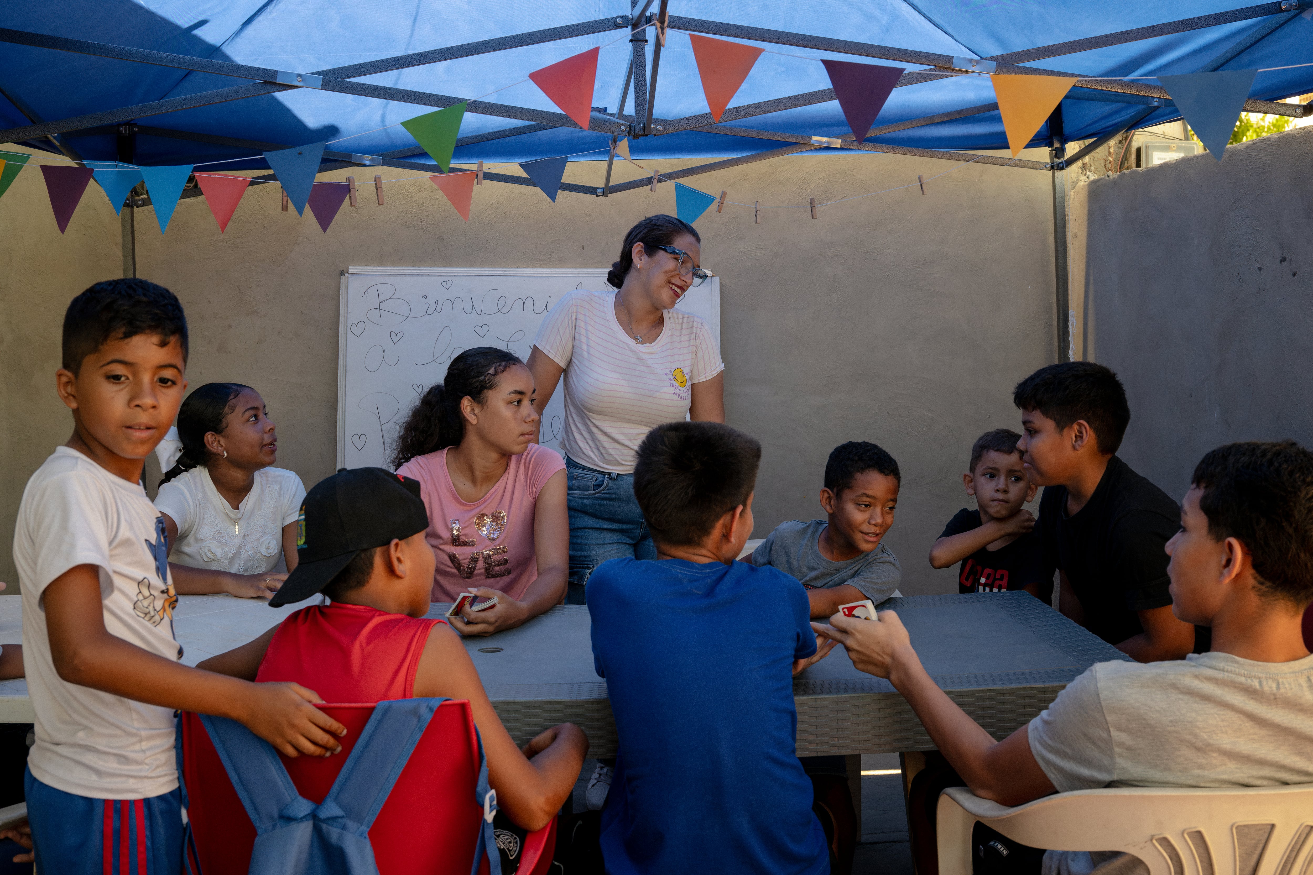 Yaraís Bellesteros, de pie, en la escuela temporal Rincón de Luz, en La Guaira, el 7 de agosto.