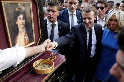 Emmanuel Macron y su esposa Brigitte Macron en su reciente visita a Atenas.