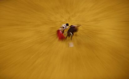 El torero español Julián López 'El Juli' durante una corrida de toros en la Plaza de Toros de Campo Pequeño, en Lisboa (Portugal).