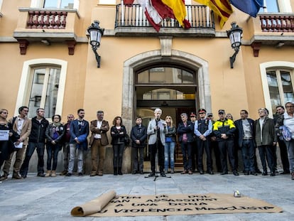 El alcalde de Blanes lee un manifiesto de condena al asesinato.