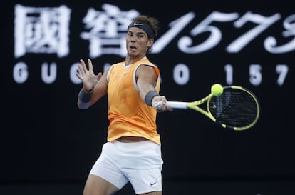 Rafa Nadal golpea la pelota durante la semifinal del Open de Australia.