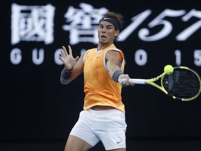 Rafa Nadal golpea la pelota durante la semifinal del Open de Australia.