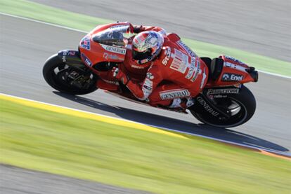 Casey Stoner, durante los entrenamientos libres de Cheste.